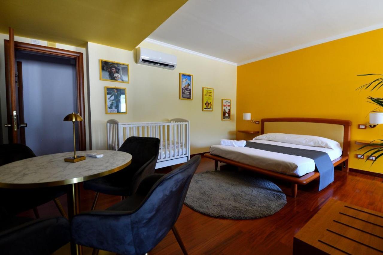 Le Cinema Bed & Breakfast Formia Bagian luar foto