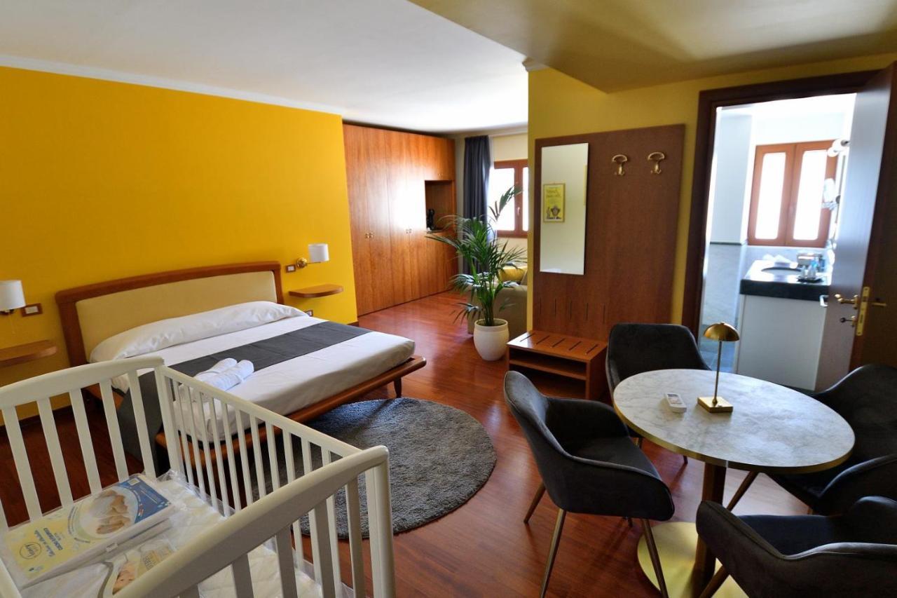 Le Cinema Bed & Breakfast Formia Bagian luar foto